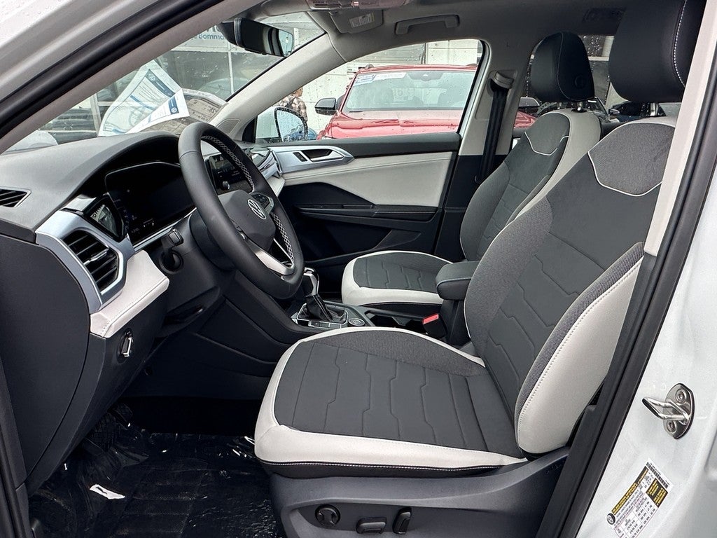 2025 Volkswagen Taos SE 4MOTION