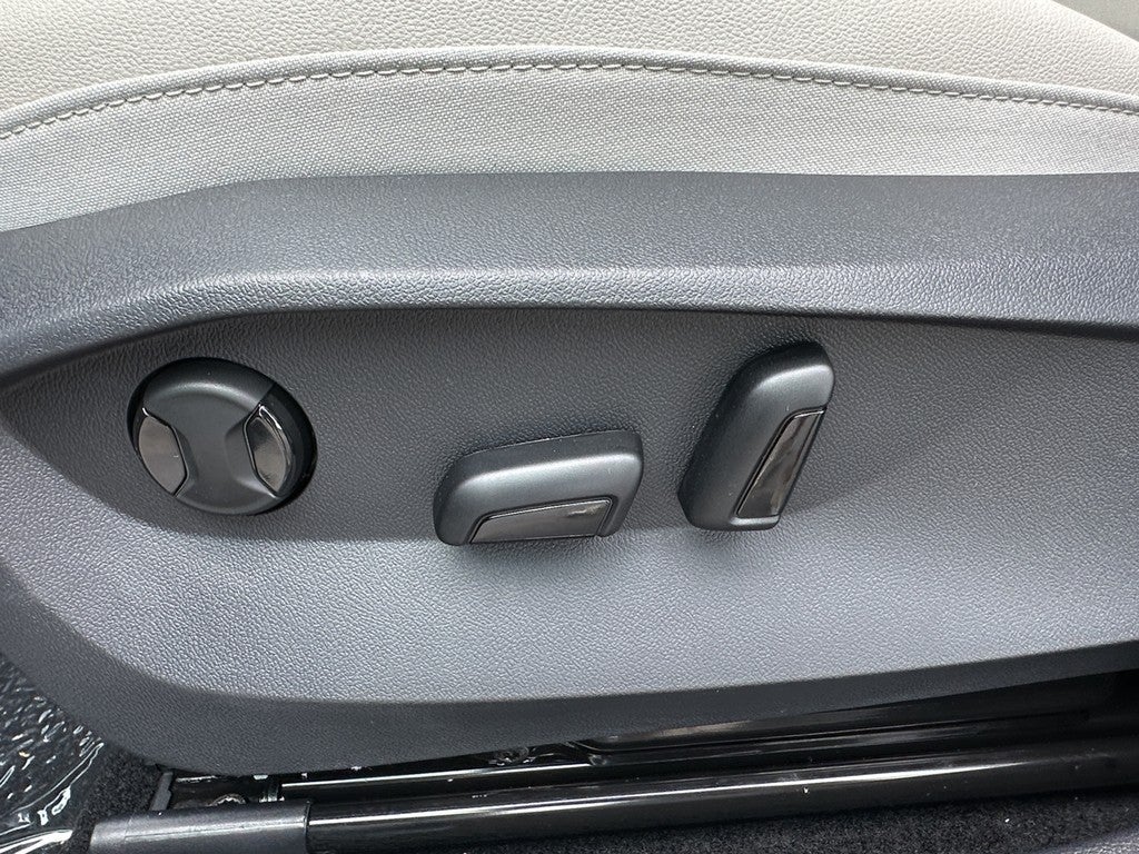 2025 Volkswagen Taos SE 4MOTION