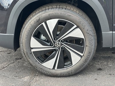 2025 Volkswagen Taos SE 4MOTION