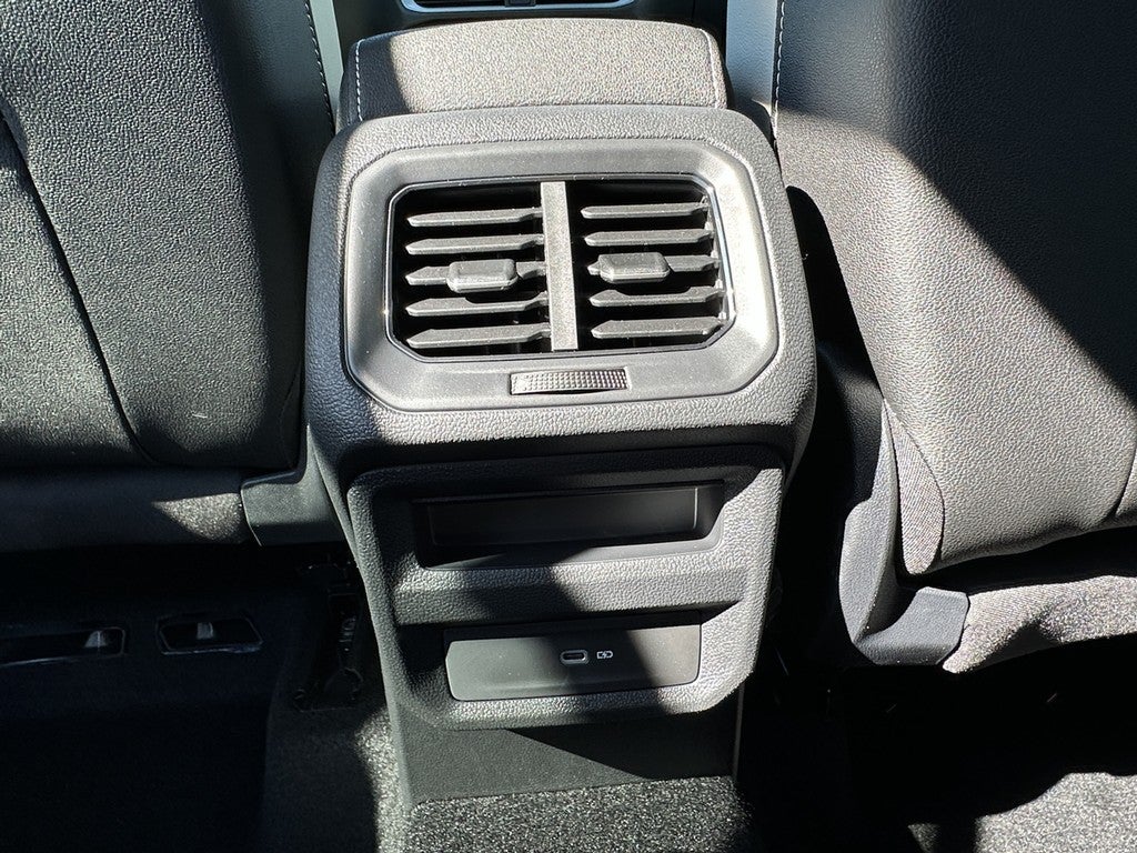 2025 Volkswagen Taos SE 4MOTION