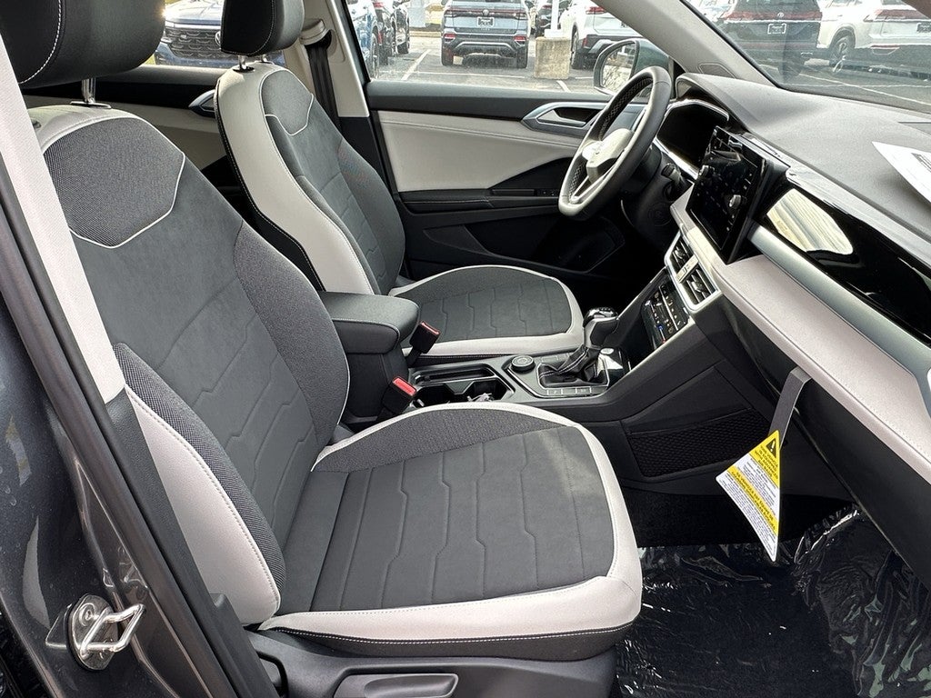 2025 Volkswagen Taos SE 4MOTION