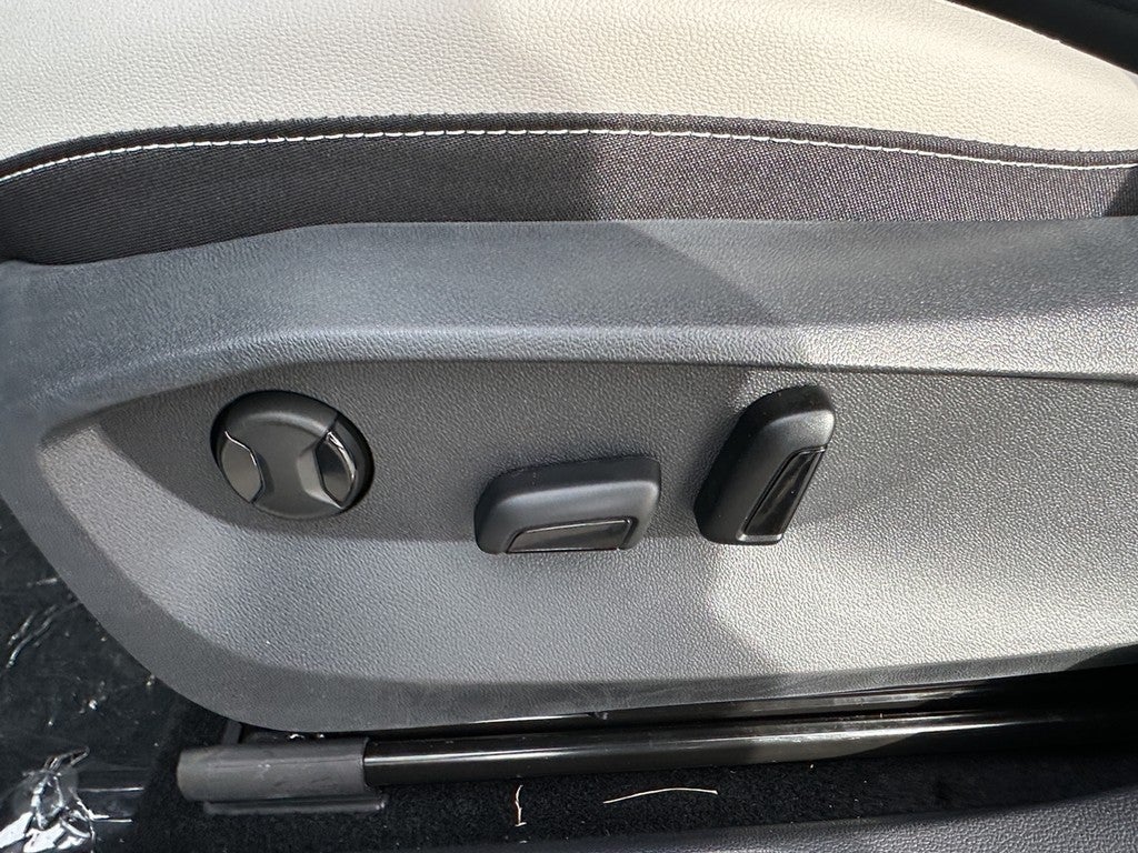 2025 Volkswagen Taos SE 4MOTION