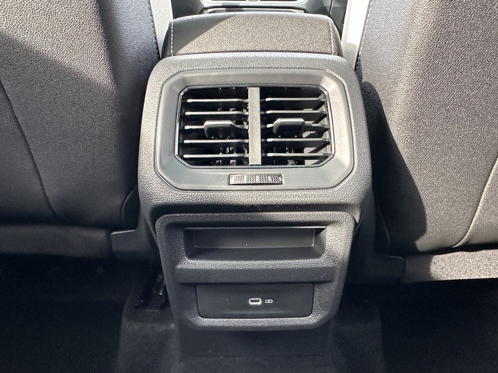 2025 Volkswagen Taos SE 4MOTION