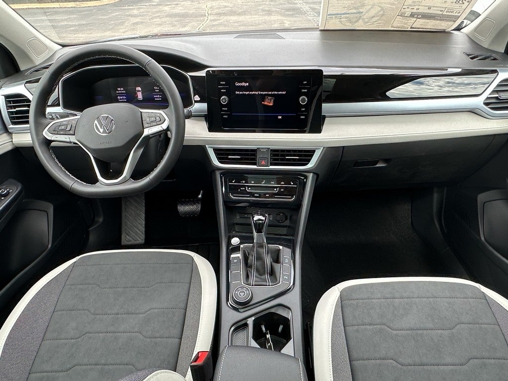 2025 Volkswagen Taos SE 4MOTION