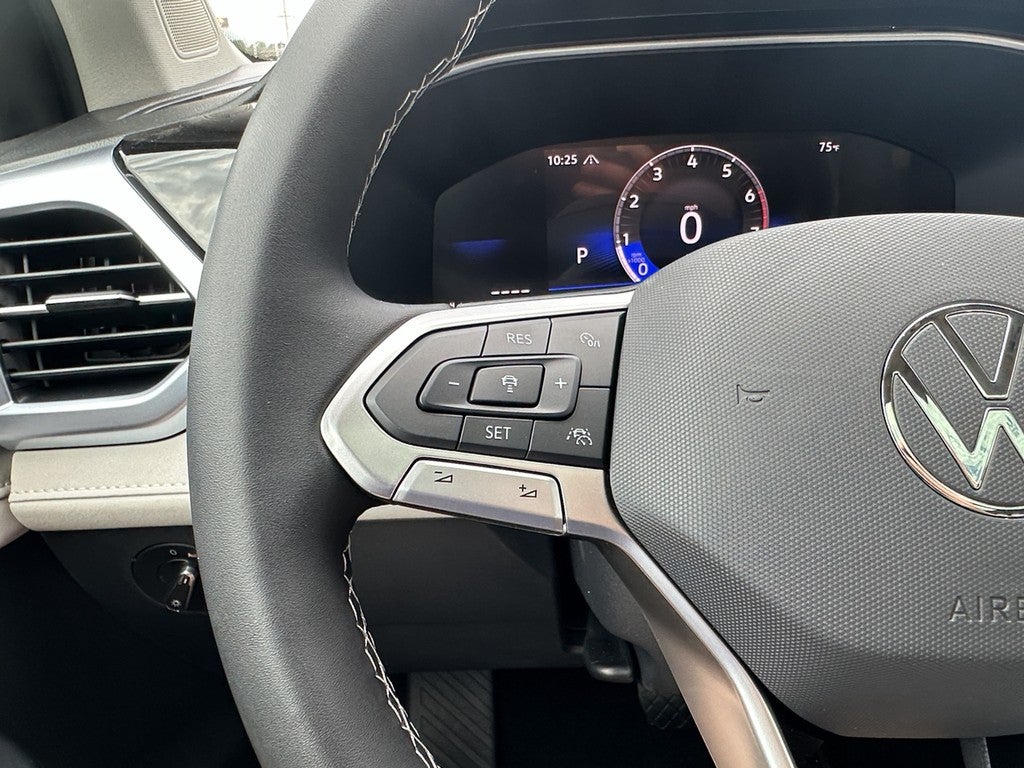 2025 Volkswagen Taos SE 4MOTION