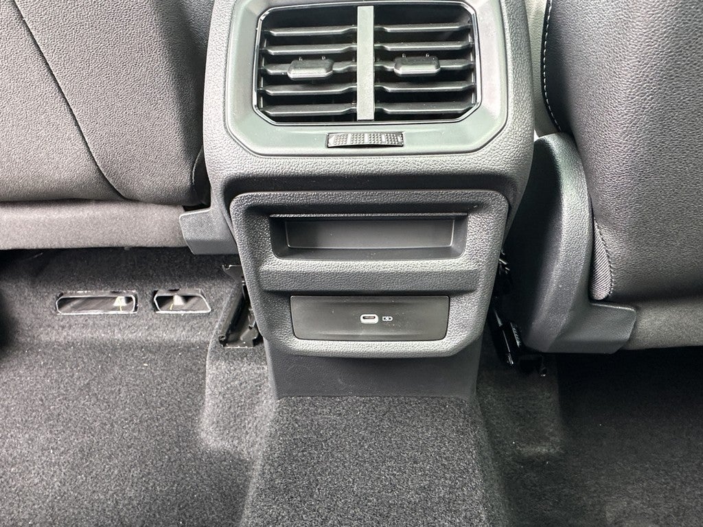 2025 Volkswagen Taos SE 4MOTION