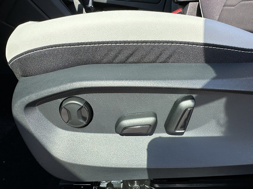 2025 Volkswagen Taos SE 4MOTION