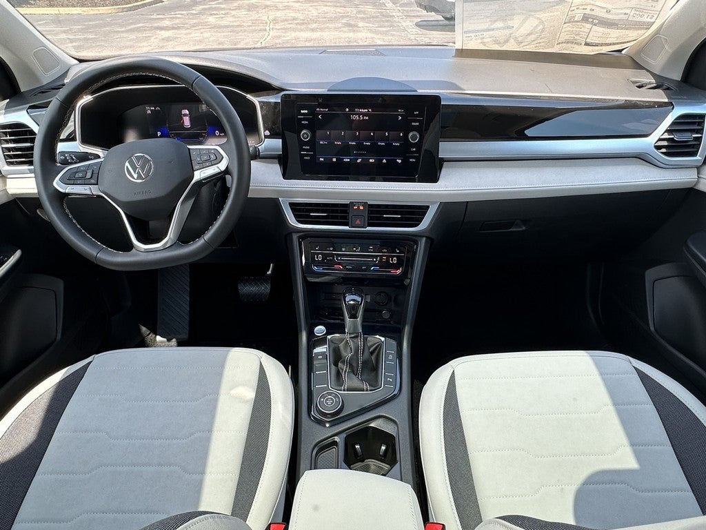 2025 Volkswagen Taos SE 4MOTION