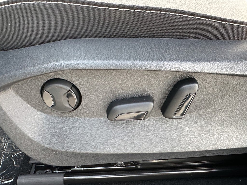 2025 Volkswagen Taos SE 4MOTION