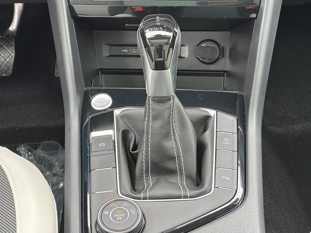 2025 Volkswagen Taos SE 4MOTION