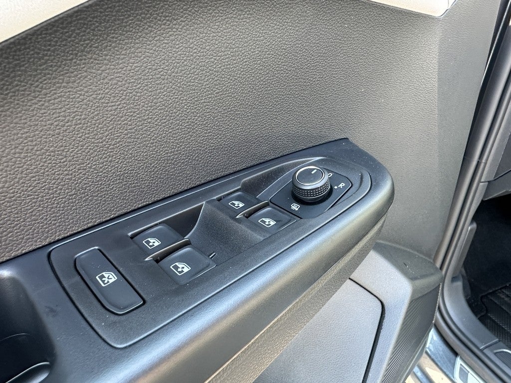 2025 Volkswagen Taos SE 4MOTION