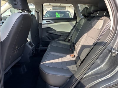 2025 Volkswagen Taos SE 4MOTION