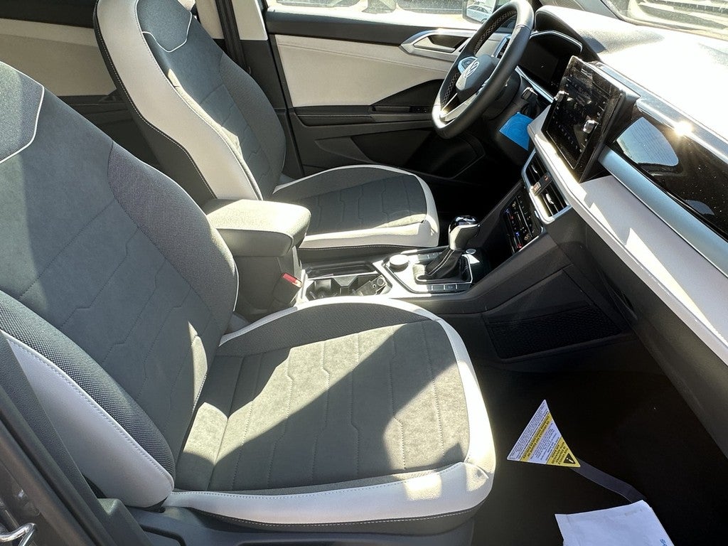 2025 Volkswagen Taos SE 4MOTION