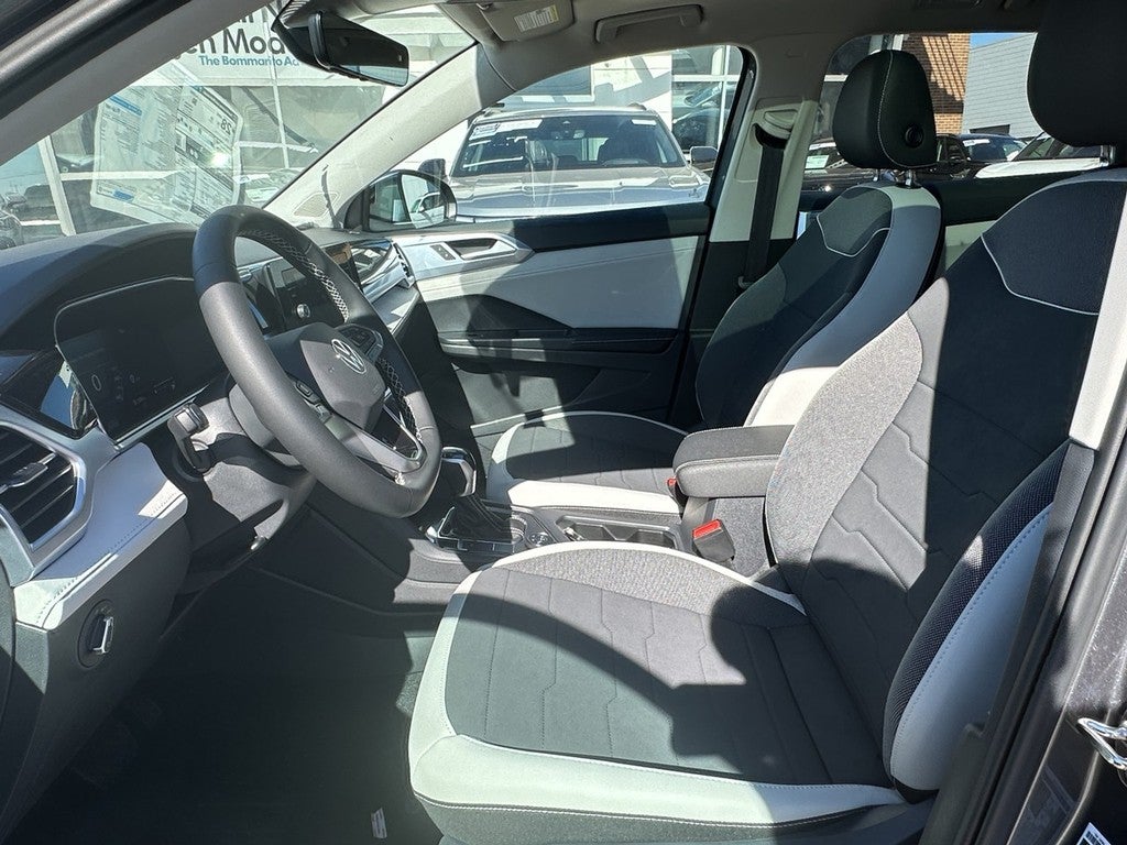 2025 Volkswagen Taos SE 4MOTION