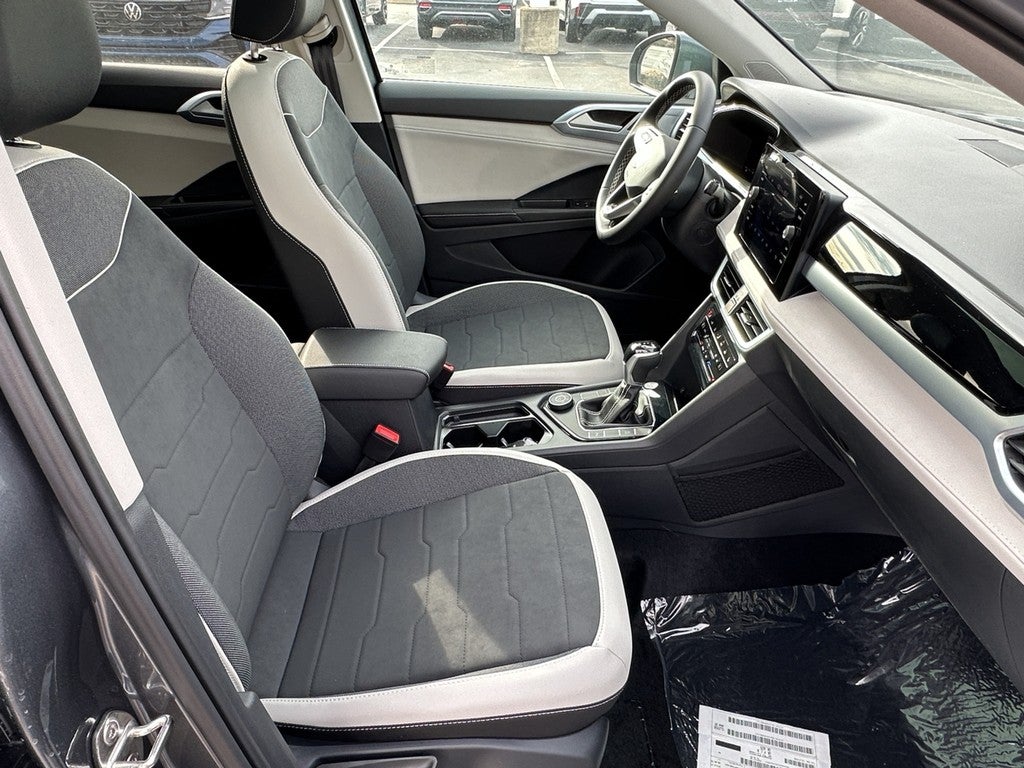 2025 Volkswagen Taos SE 4MOTION