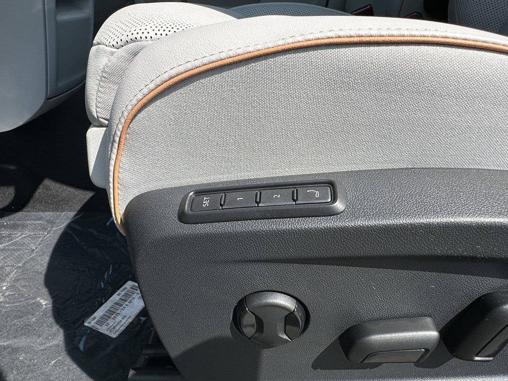 2025 Volkswagen ID. Buzz Pro S Plus 4MOTION w/Two-Tone