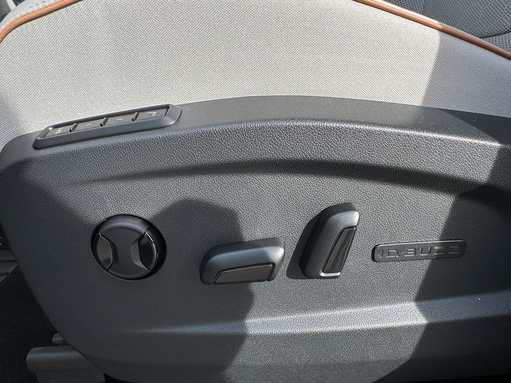 2025 Volkswagen ID. Buzz Pro S Plus 4MOTION w/Two-Tone