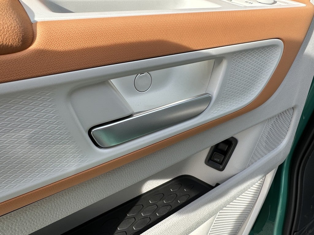 2025 Volkswagen ID. Buzz Pro S Plus 4MOTION w/Two-Tone