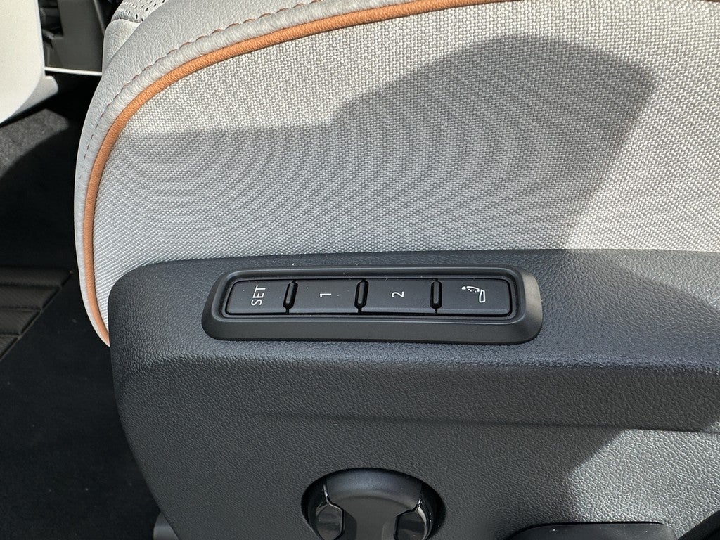 2025 Volkswagen ID. Buzz Pro S Plus 4MOTION w/Two-Tone