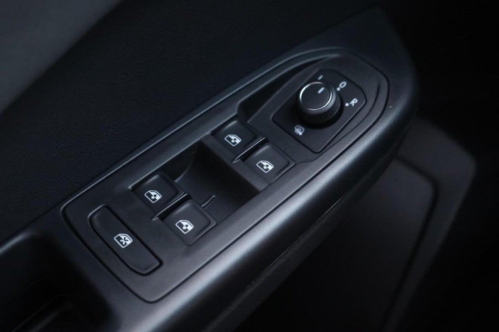 2025 Volkswagen Taos SE Black 4MOTION