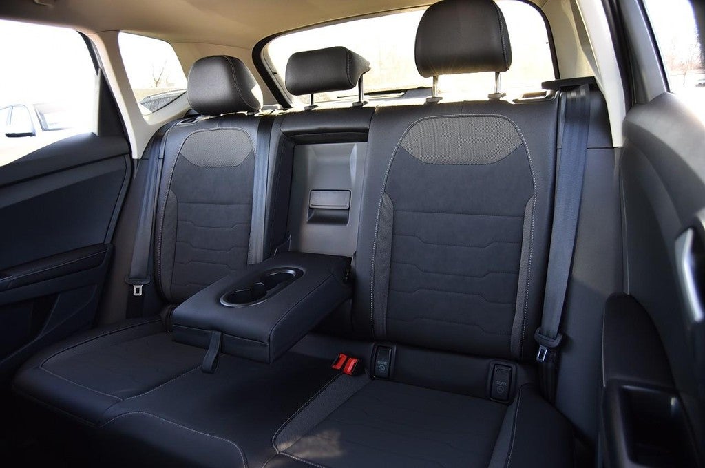 2026 Volkswagen Taos SE Black 4MOTION