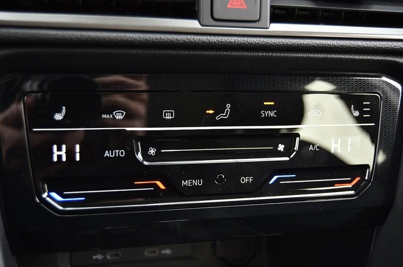 2026 Volkswagen Taos SE Black 4MOTION