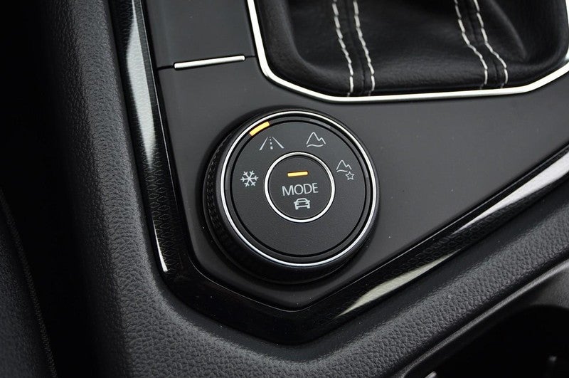 2026 Volkswagen Taos SE Black 4MOTION