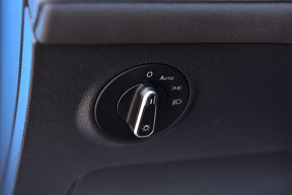 2025 Volkswagen Taos SE Black 4MOTION