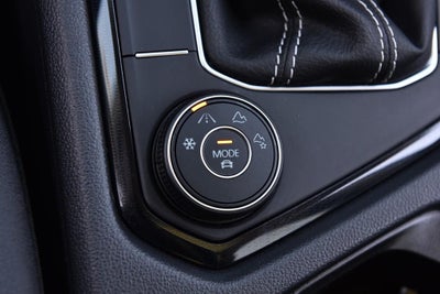 2025 Volkswagen Taos SE Black 4MOTION