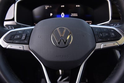 2025 Volkswagen Taos SE Black 4MOTION