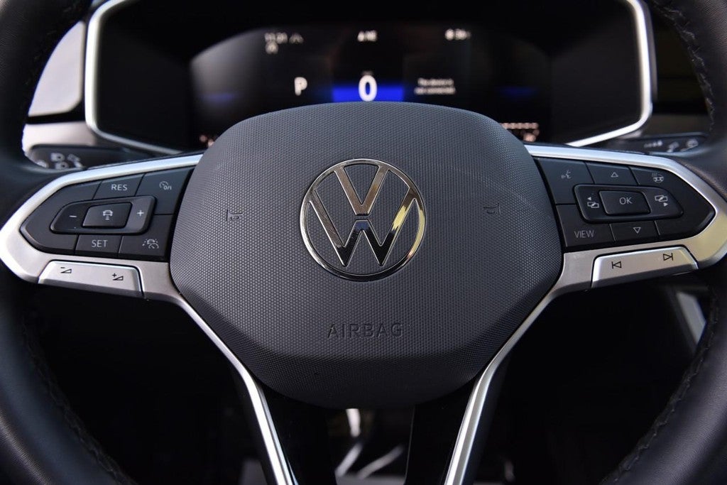 2025 Volkswagen Taos SE Black 4MOTION