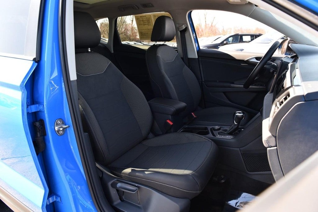 2025 Volkswagen Taos SE Black 4MOTION