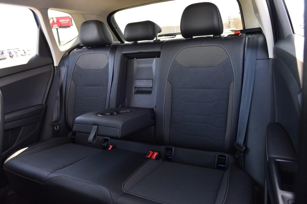 2025 Volkswagen Taos SE Black 4MOTION