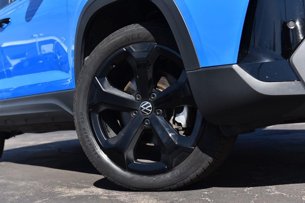 2025 Volkswagen Taos SE Black 4MOTION