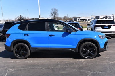 2025 Volkswagen Taos SE Black 4MOTION