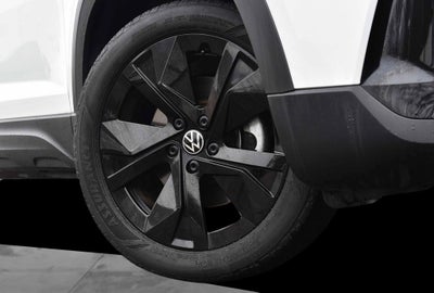 2025 Volkswagen Taos SE Black FWD