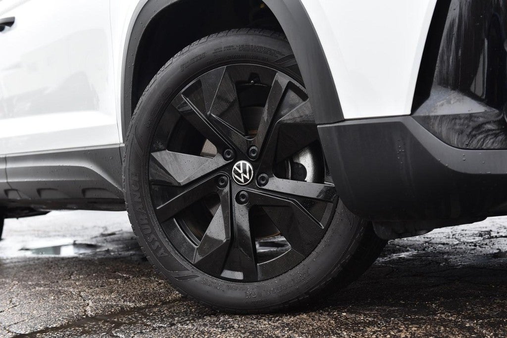 2025 Volkswagen Taos SE Black FWD