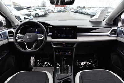 2025 Volkswagen Taos SE FWD