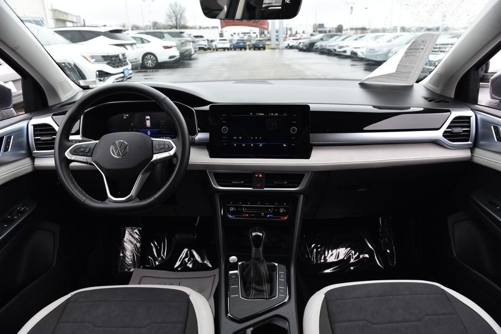 2025 Volkswagen Taos SE FWD