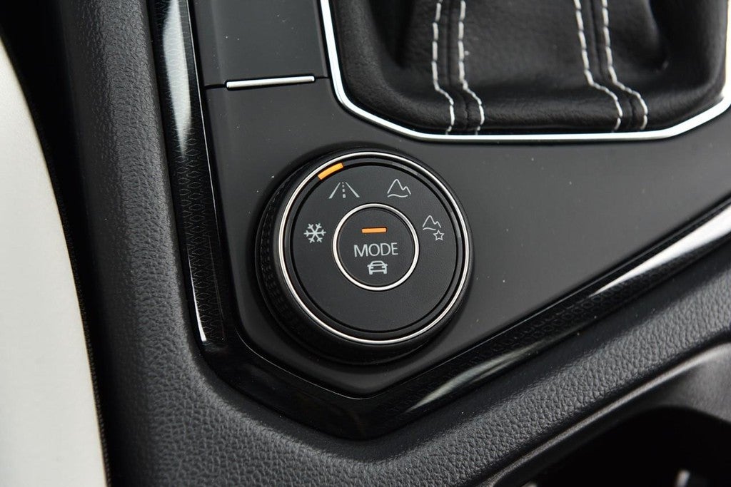 2025 Volkswagen Taos SE 4MOTION