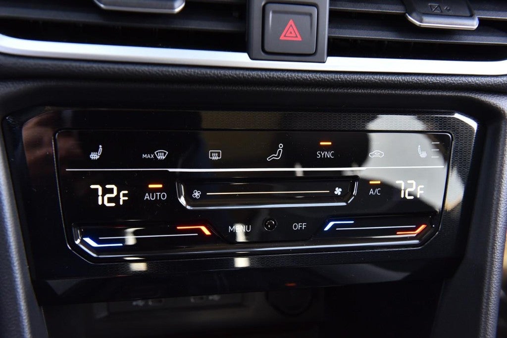 2025 Volkswagen Taos SE 4MOTION