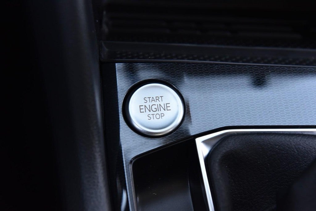 2025 Volkswagen Taos SE 4MOTION