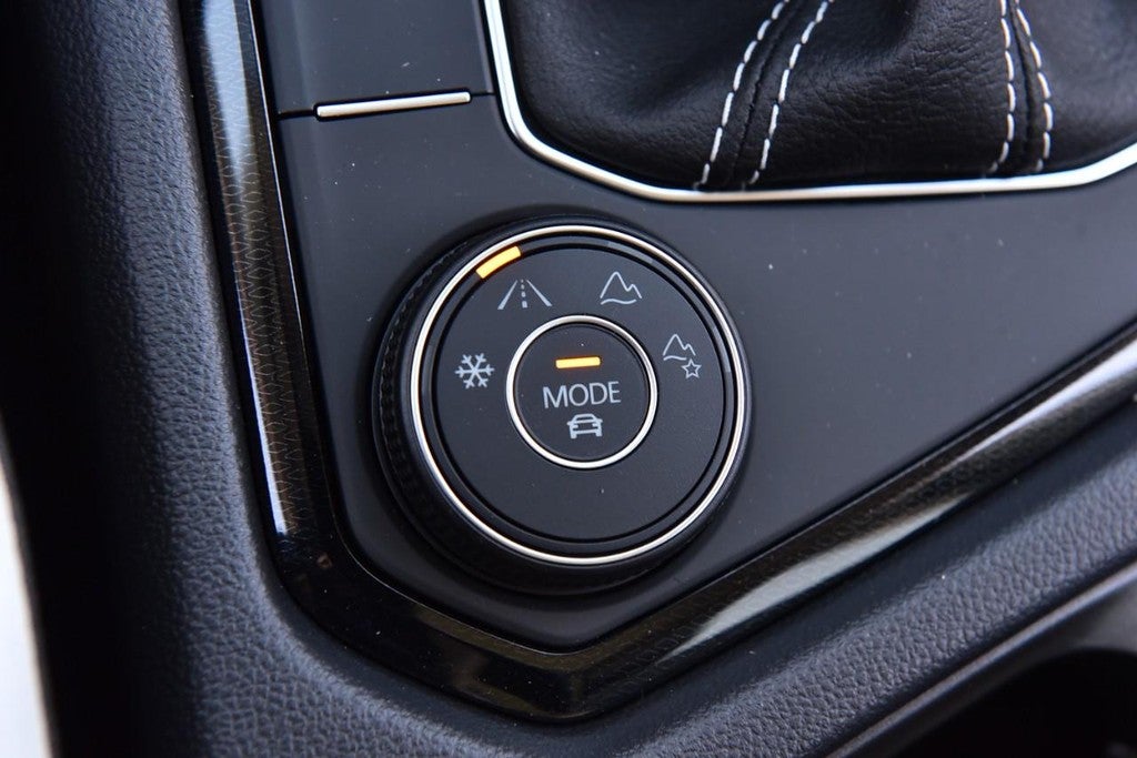 2025 Volkswagen Taos SE 4MOTION