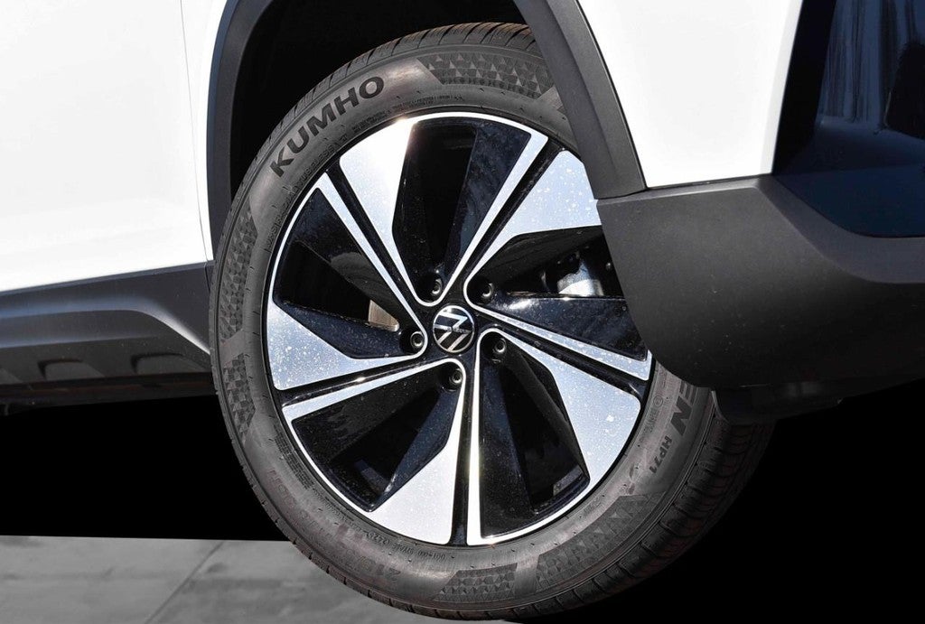 2025 Volkswagen Taos SE 4MOTION