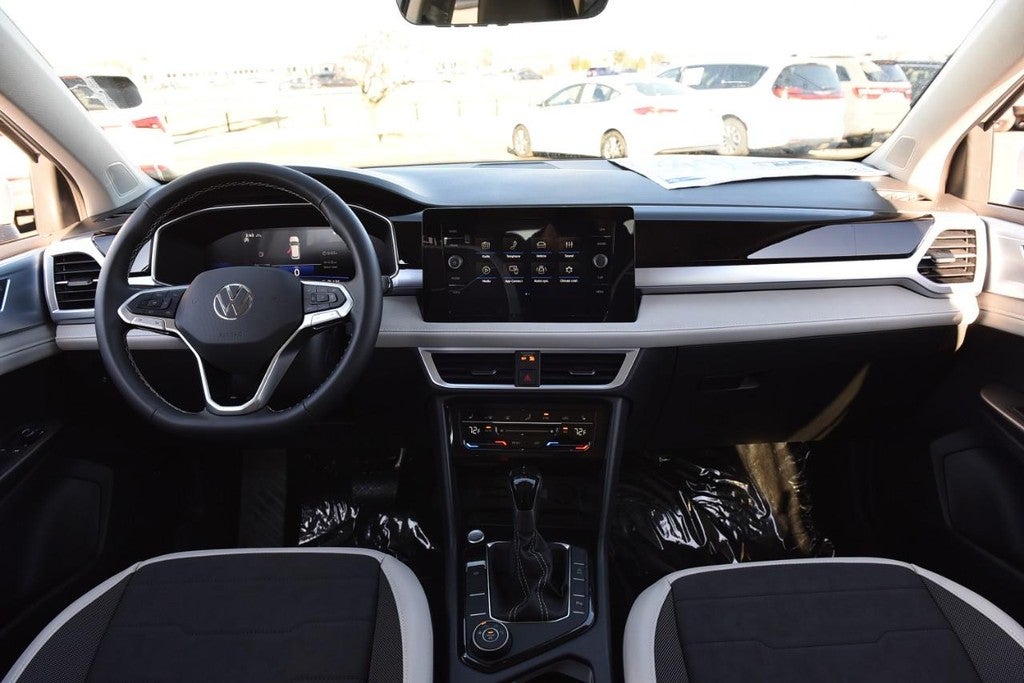 2025 Volkswagen Taos SE 4MOTION