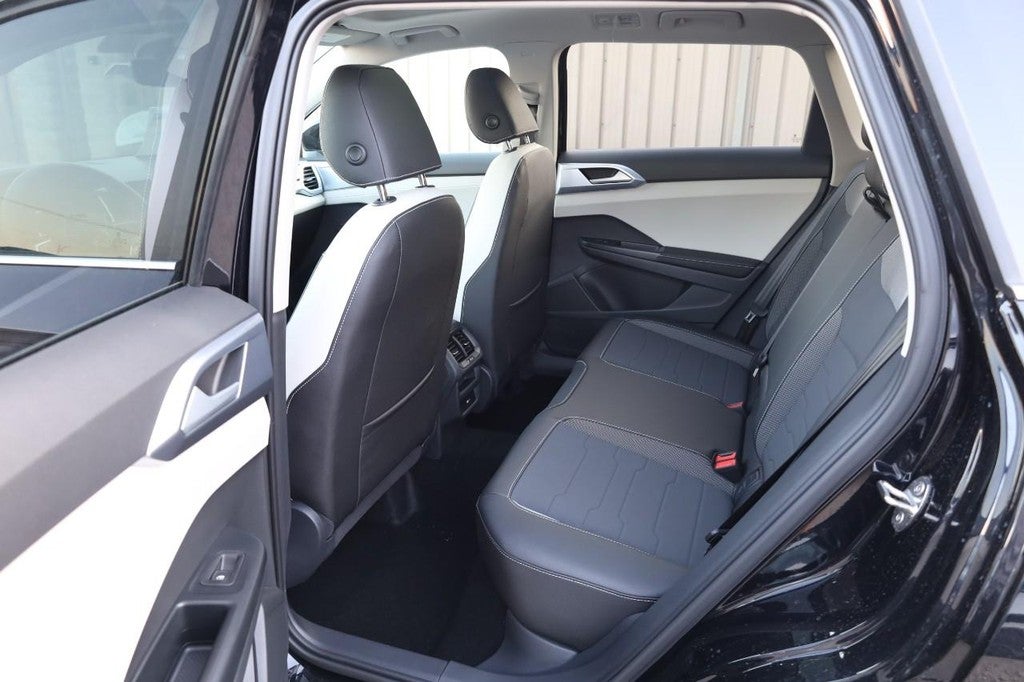 2025 Volkswagen Taos SE 4MOTION