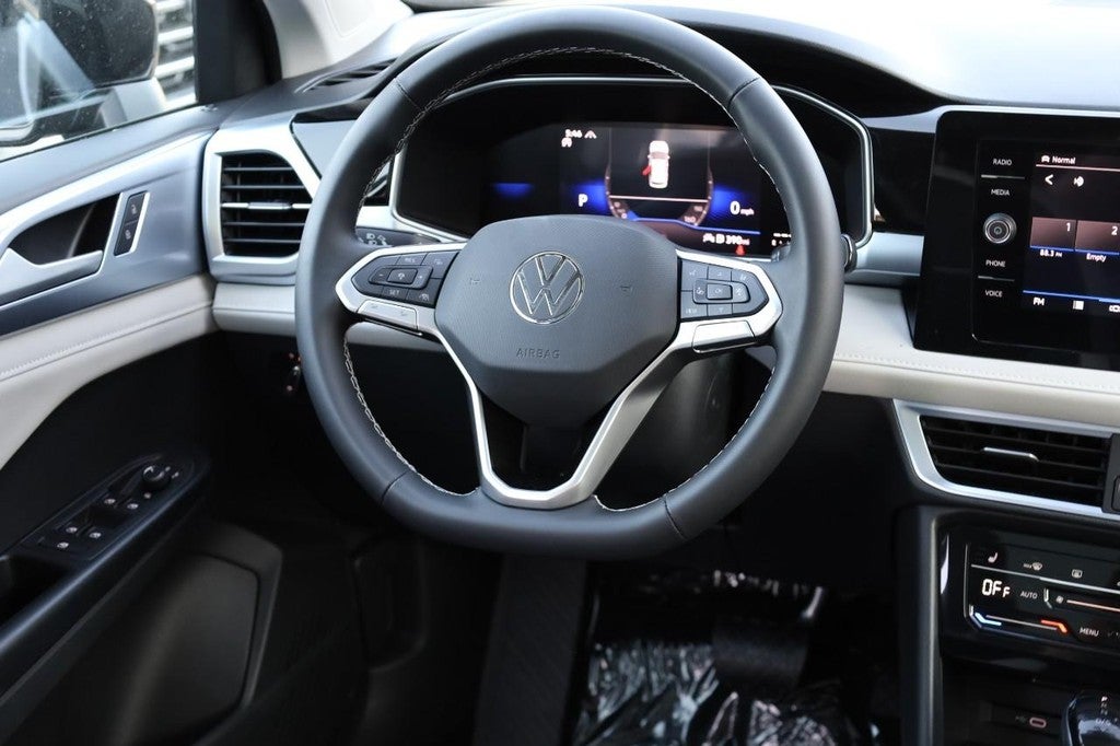 2025 Volkswagen Taos SE 4MOTION