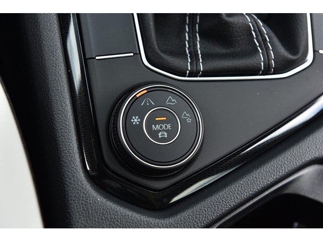 2025 Volkswagen Taos SE 4MOTION