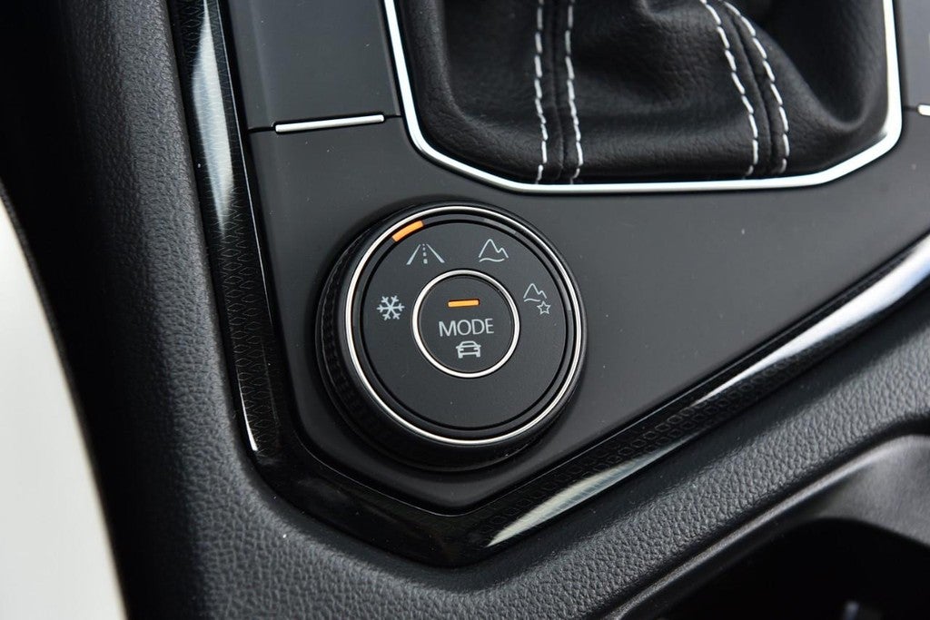 2025 Volkswagen Taos SE 4MOTION