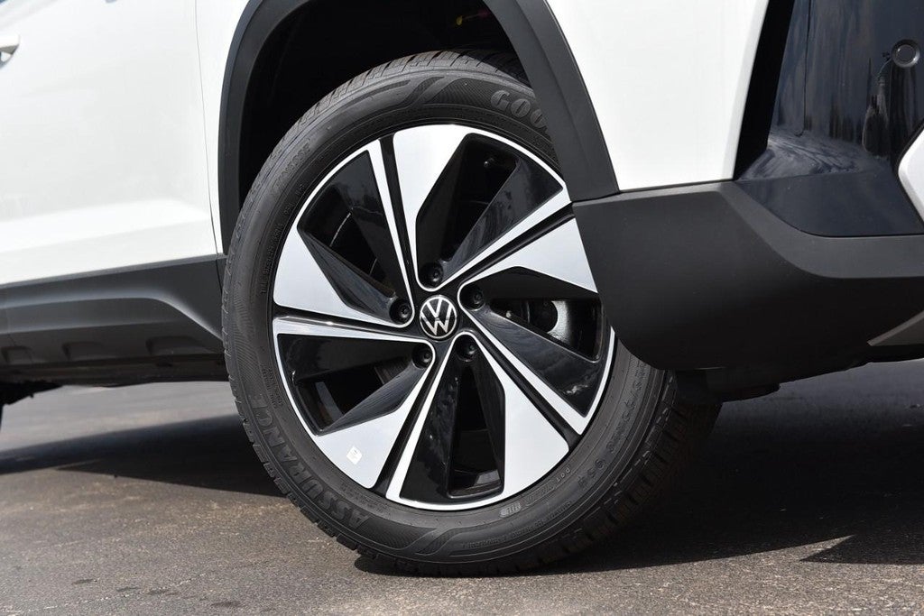 2025 Volkswagen Taos SE 4MOTION